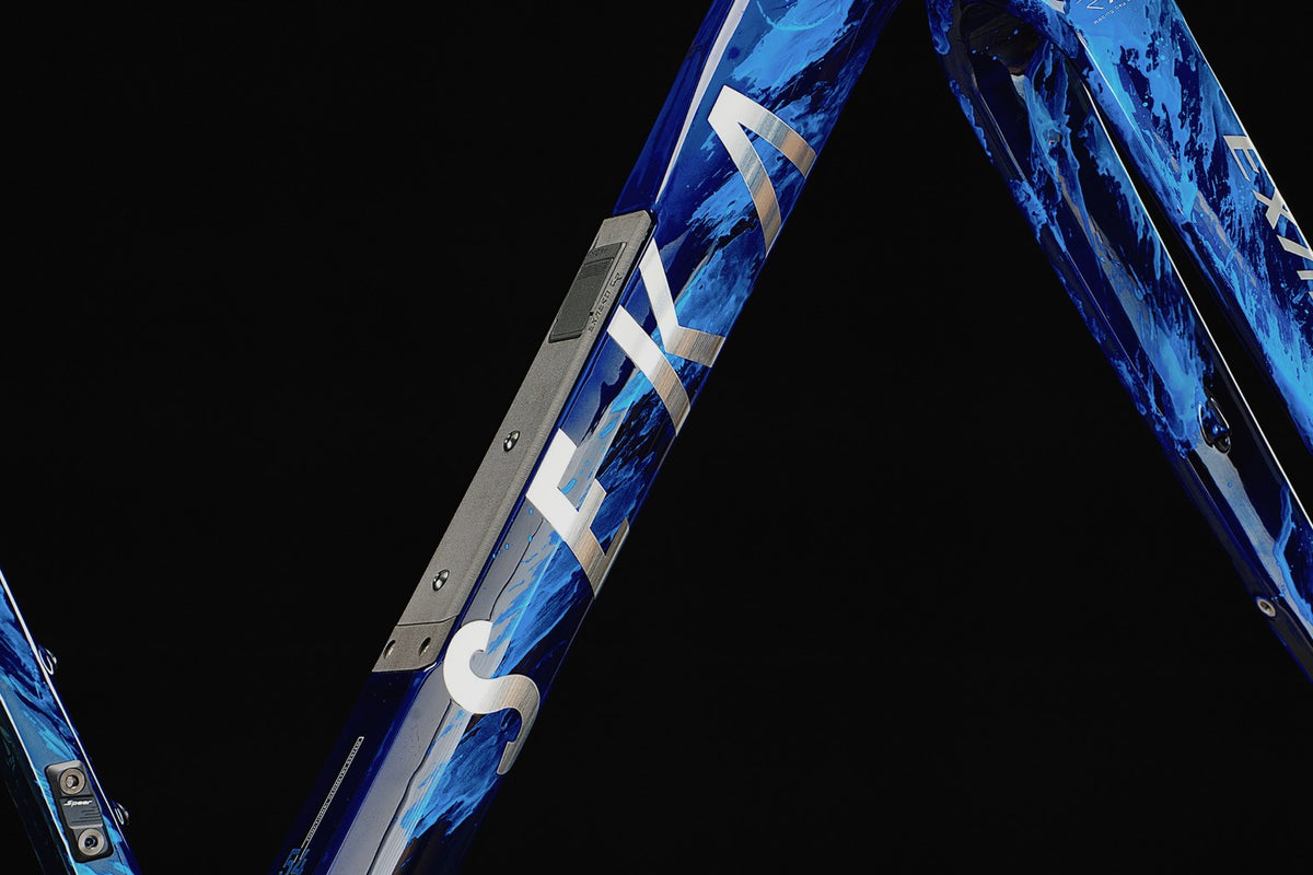 ExAero GR frame detail in the blue colourway against black